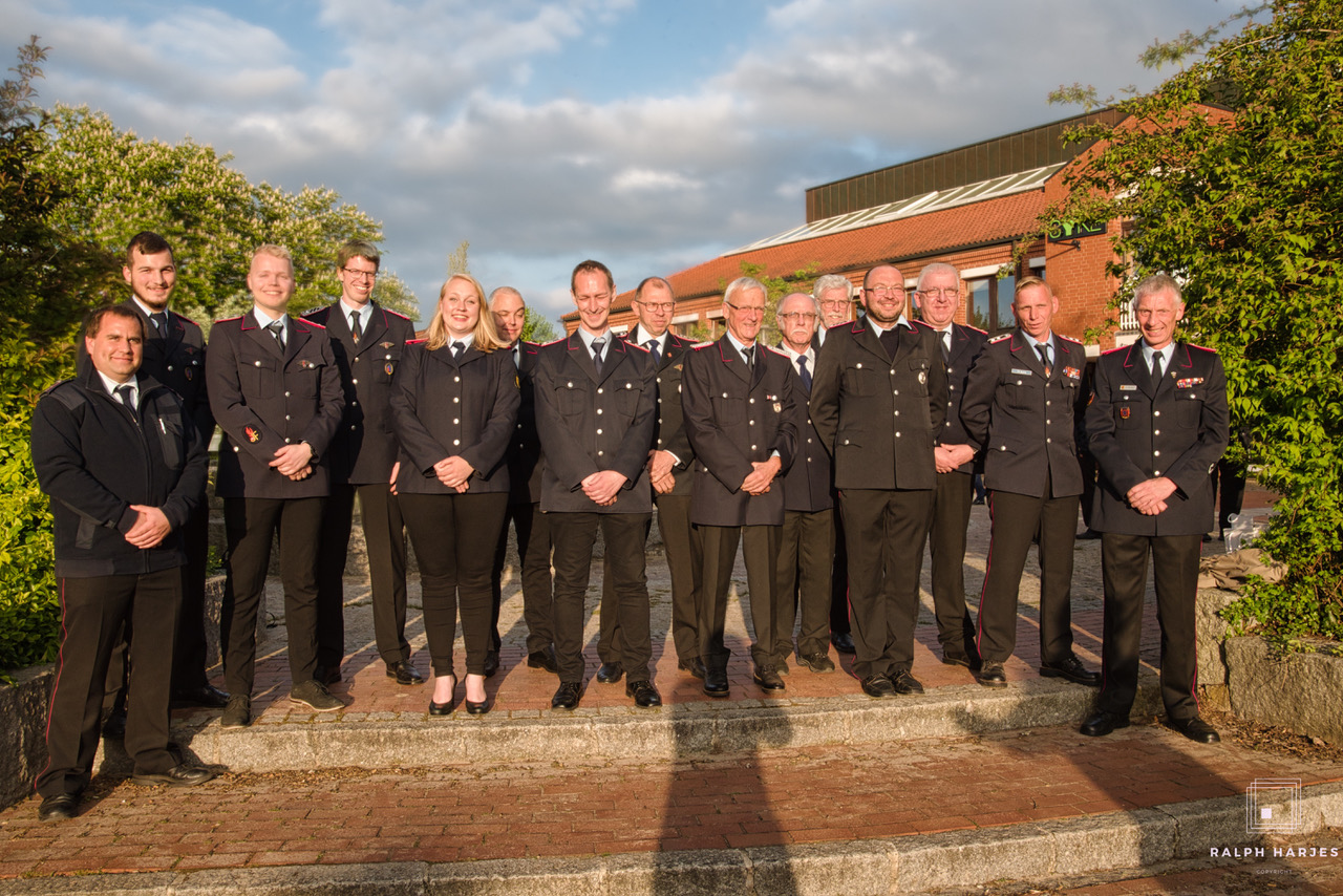 Ortsbrandmeister Rainer Brandt (rechts) mit den Beförderten und Geehrten