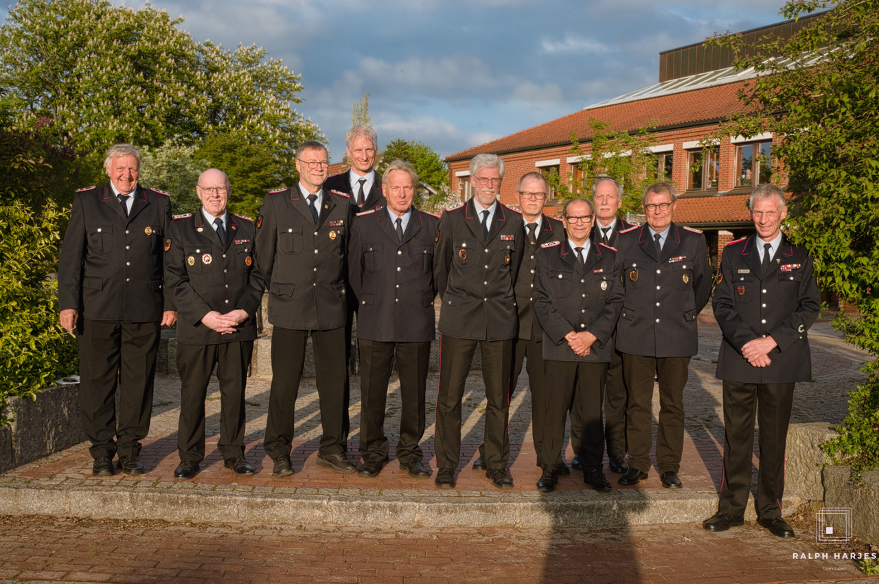 Ortsbrandmeister Rainer Brandt (rechts) mit den geehrten Mitgliedern der B-Gruppe